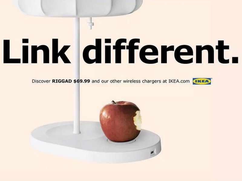 объявление IKEA, показывающее лампу беспроводной зарядки Qi с надписью'This charges everything.'