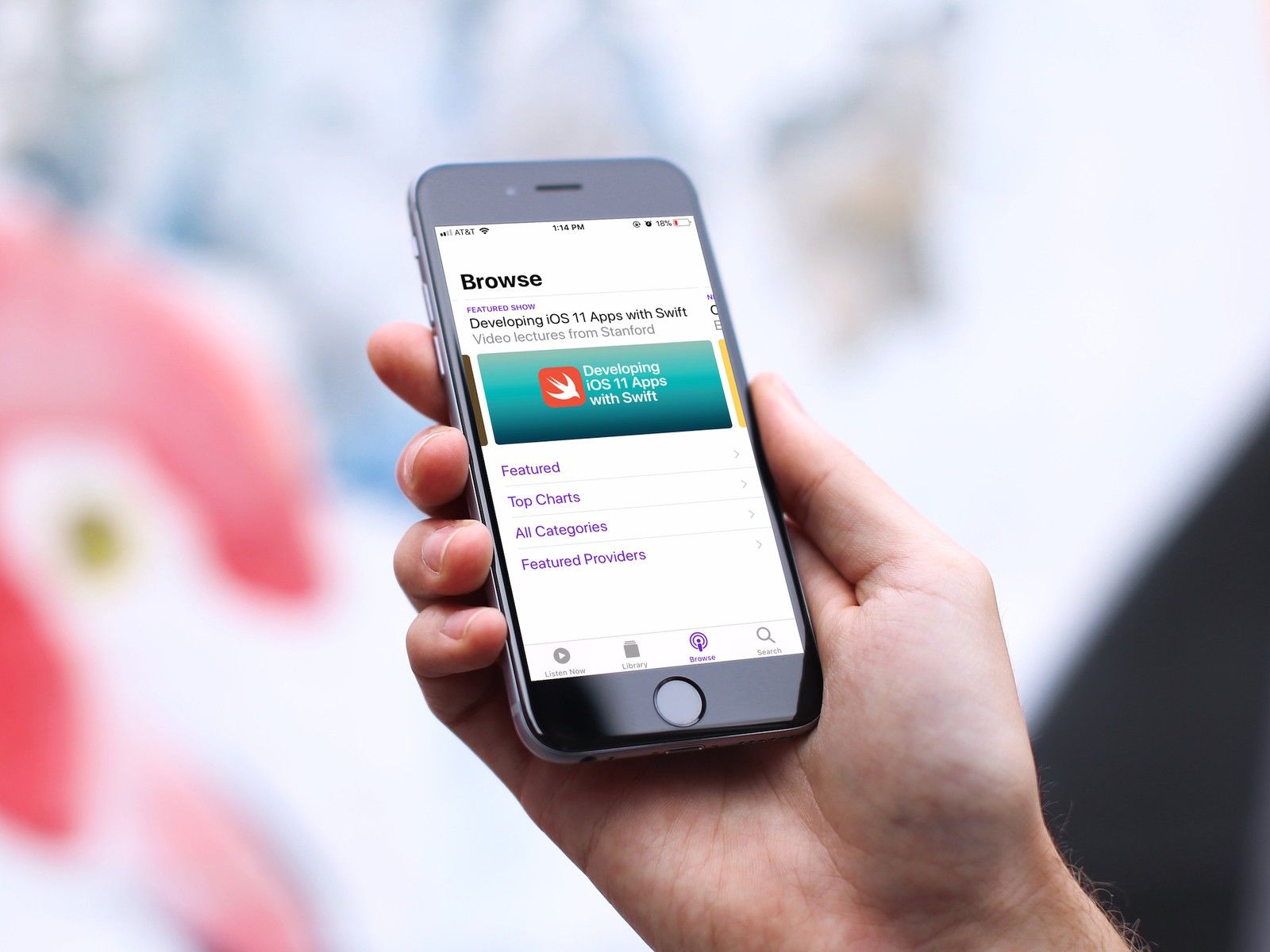 Приложение Apple Podcasts, показанное на iPhone 8, проведенном у кого-то's hand