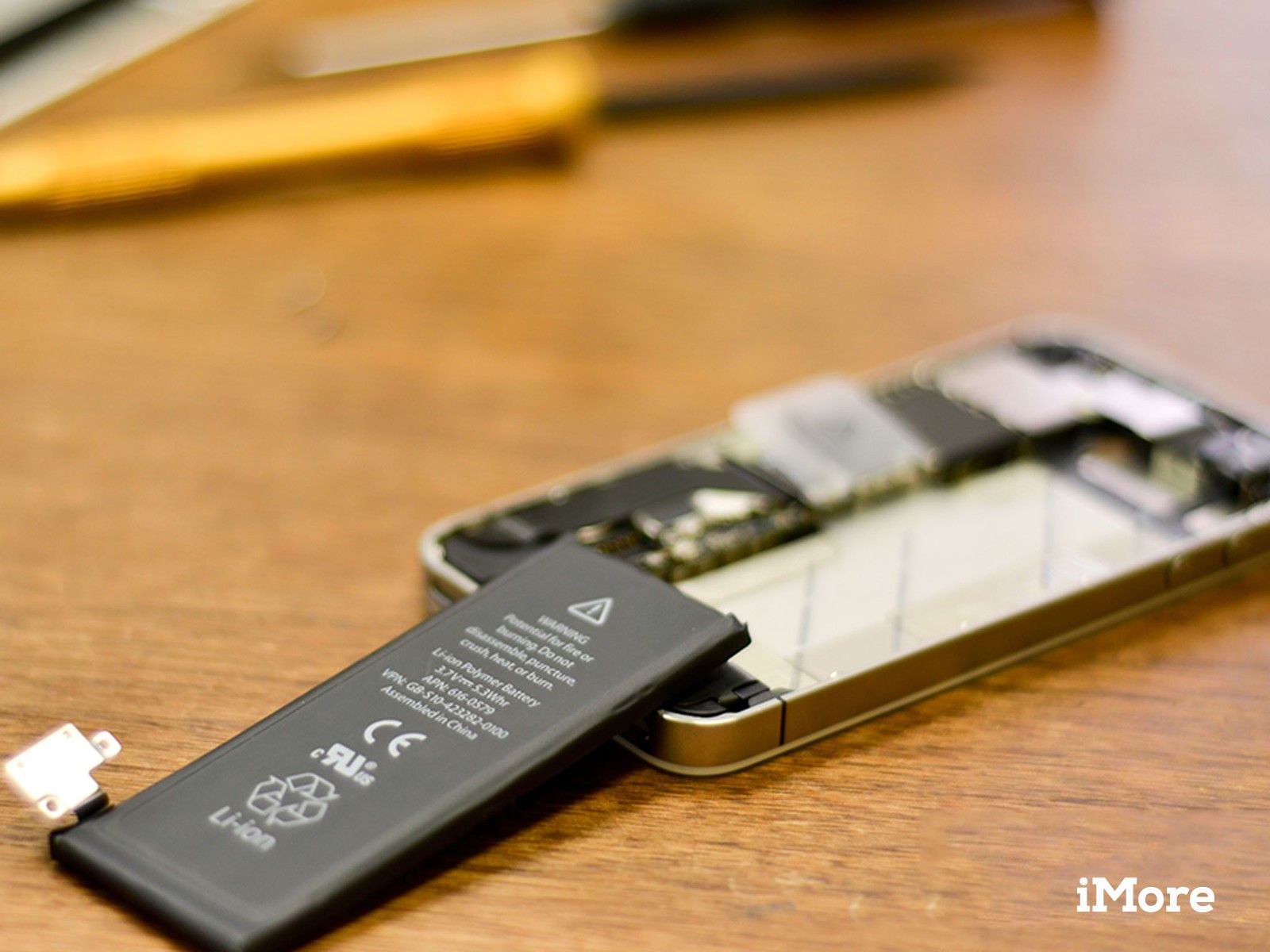 Как заменить аккумулятор в телефоне 4s