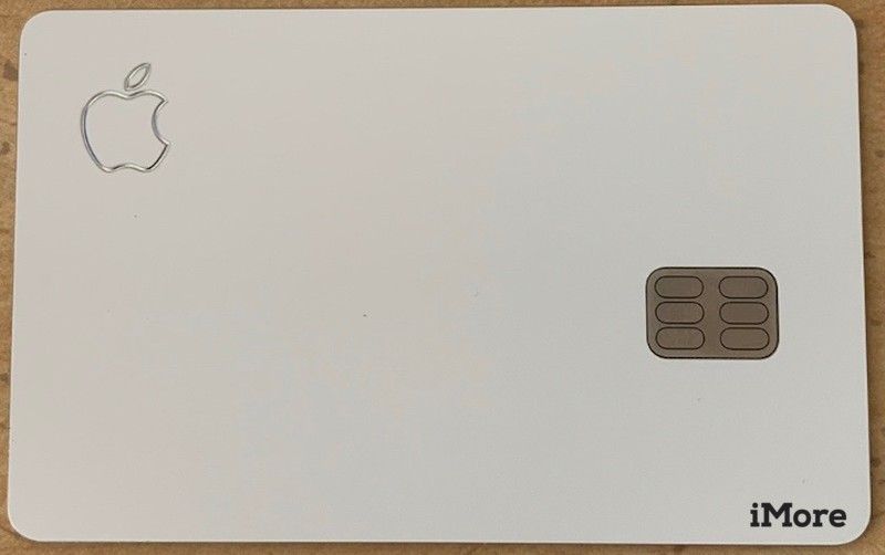 На лицевой стороне Apple Card есть логотип Apple и держатель карты.'s name