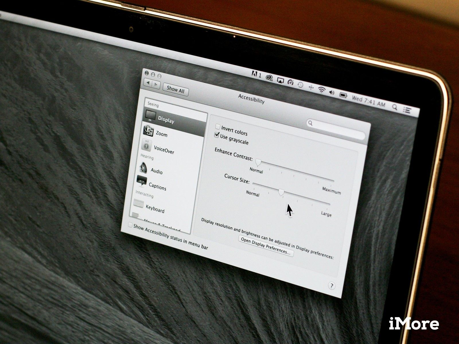 Как настроить Mac's display settings for visual impairments