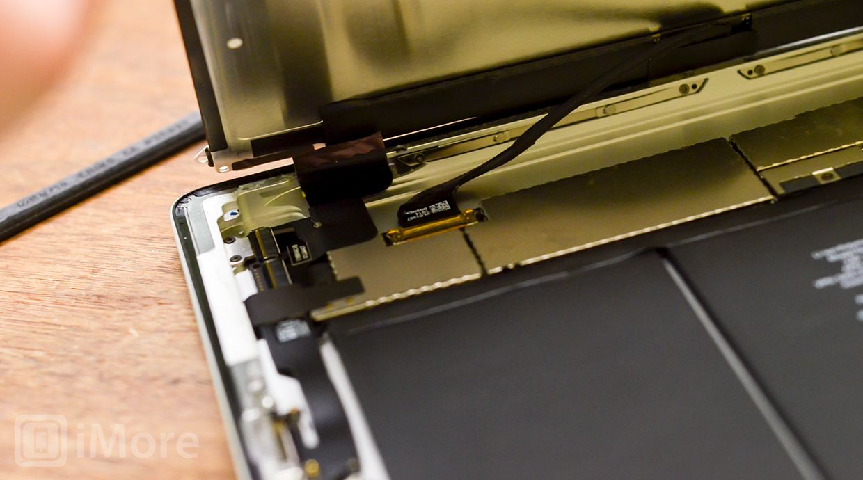 Поднимите iPad 2 LCD, чтобы увидеть кабели LCD и дигитайзера