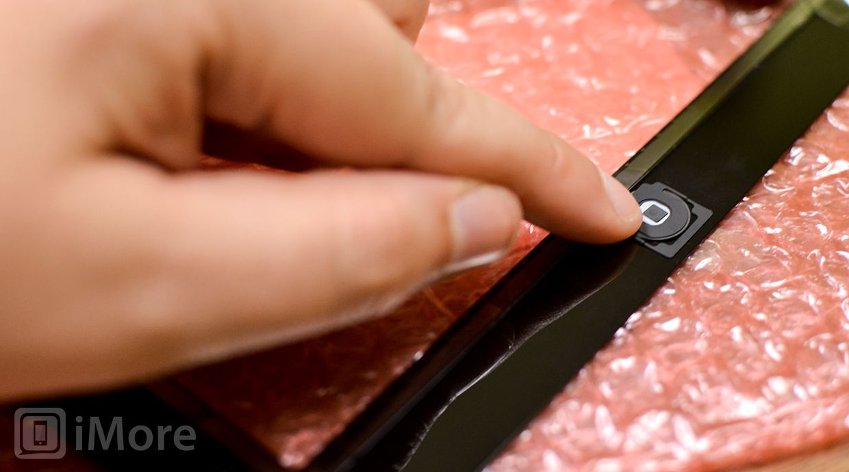 Поместите домашнюю кнопку и прокладку на новую сборку iPad