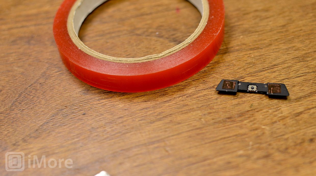 Поместите клей на держатель для домашней кнопки iPad