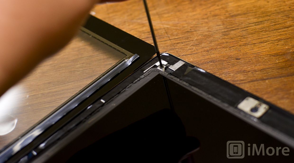 Замените 4 винта, удерживающие ipad LCD на месте
