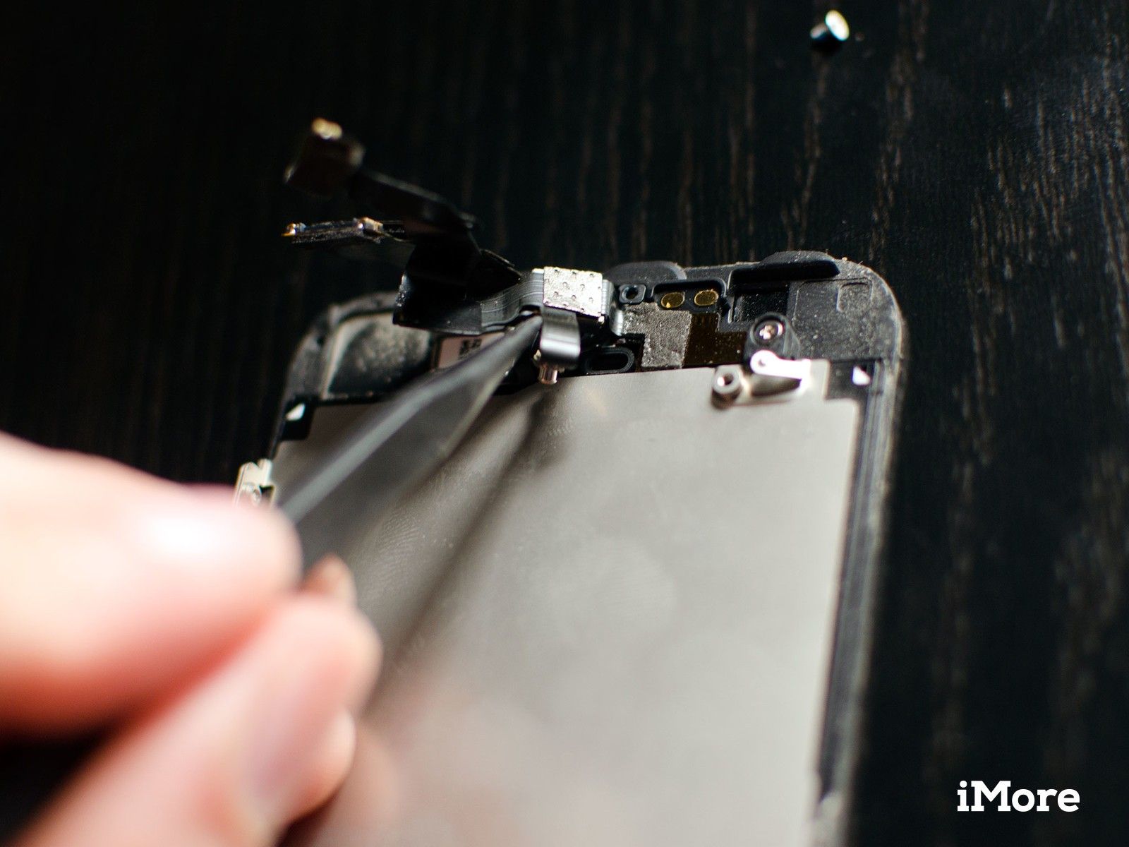 Как самостоятельно заменить переднюю камеру FaceTime и сенсорный кабель на iPhone 5