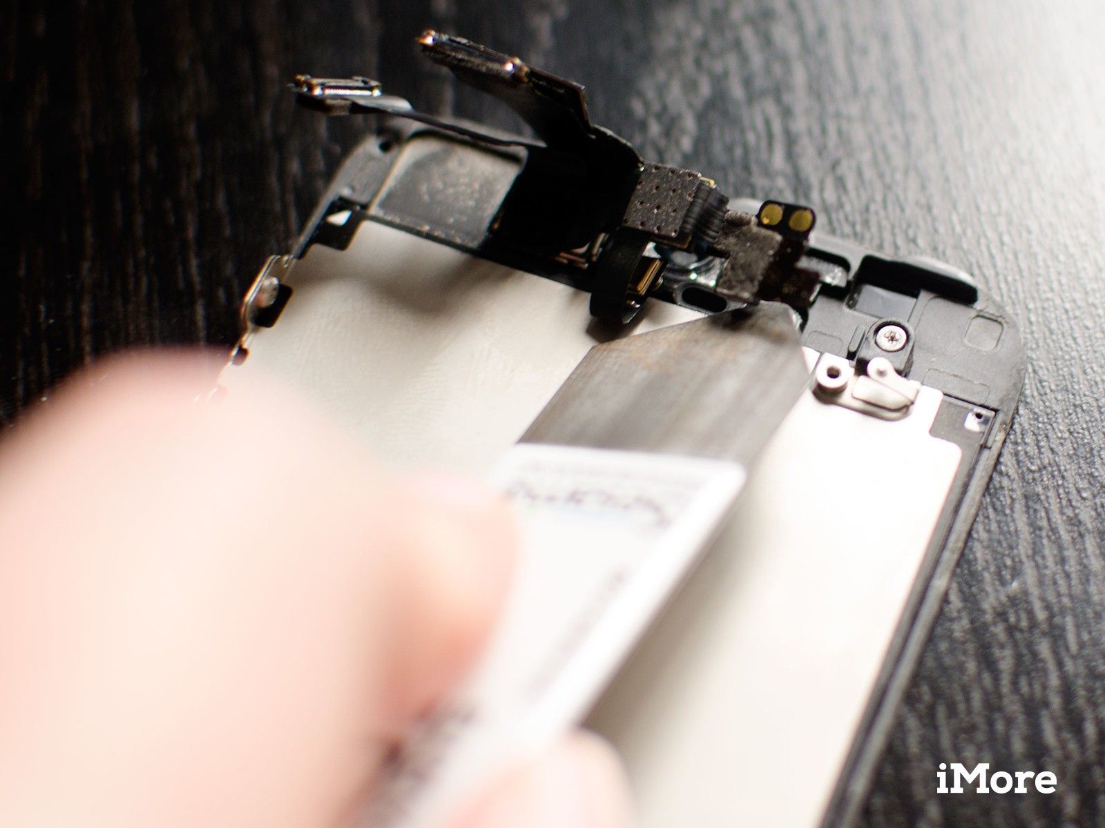 Как самостоятельно заменить переднюю камеру FaceTime и сенсорный кабель на iPhone 5