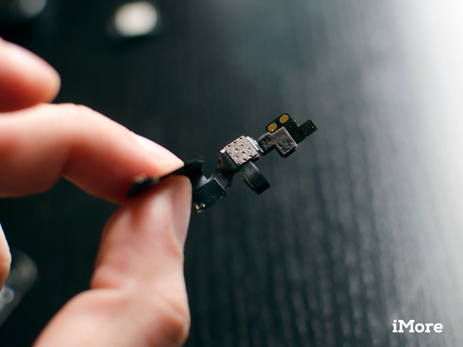 Как самостоятельно заменить переднюю камеру FaceTime и сенсорный кабель на iPhone 5