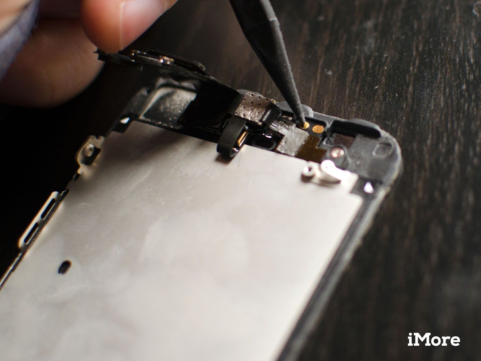 Как самостоятельно заменить переднюю камеру FaceTime и сенсорный кабель на iPhone 5