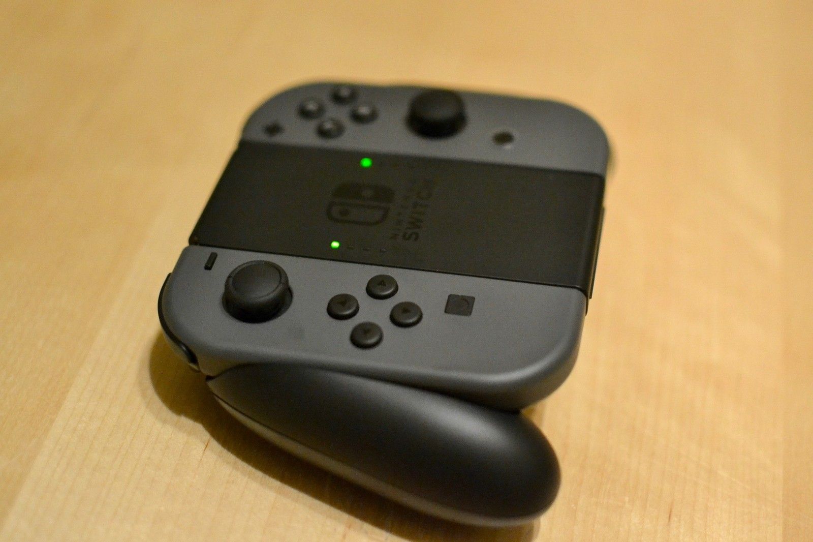 Контроллер Joy-Con в рукоятке