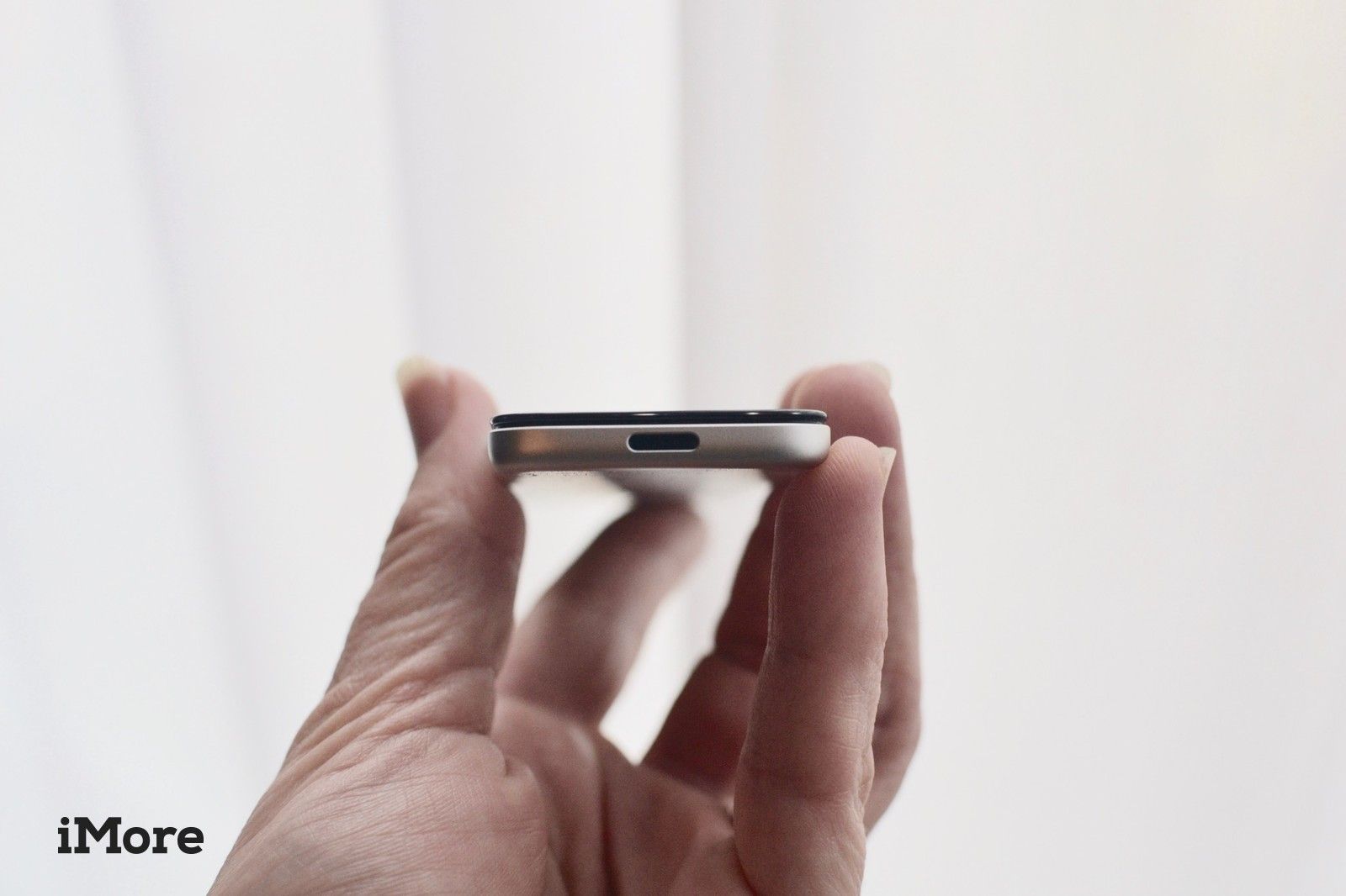 Порт Lightning на пульте Siri