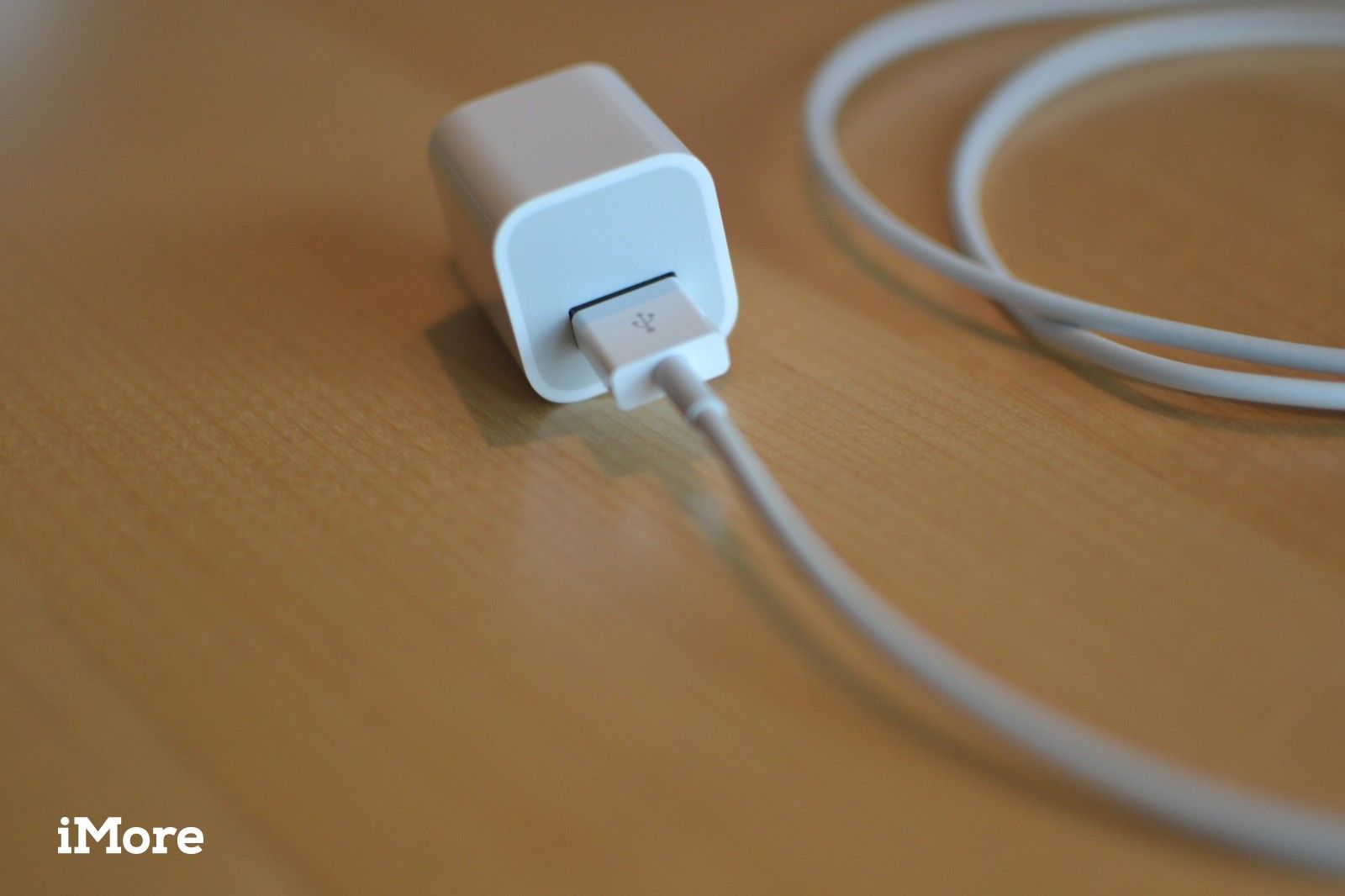 Подключение кабеля Lightning к USB-адаптеру