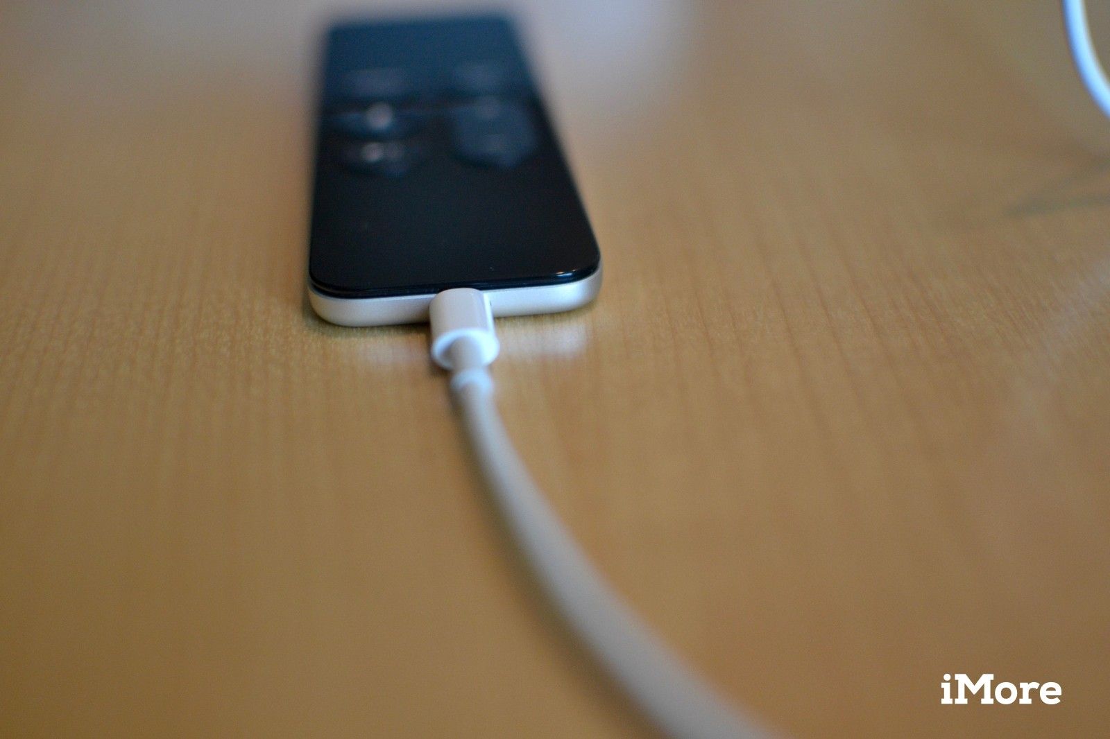 Подключение кабеля Lightning к Siri Remote
