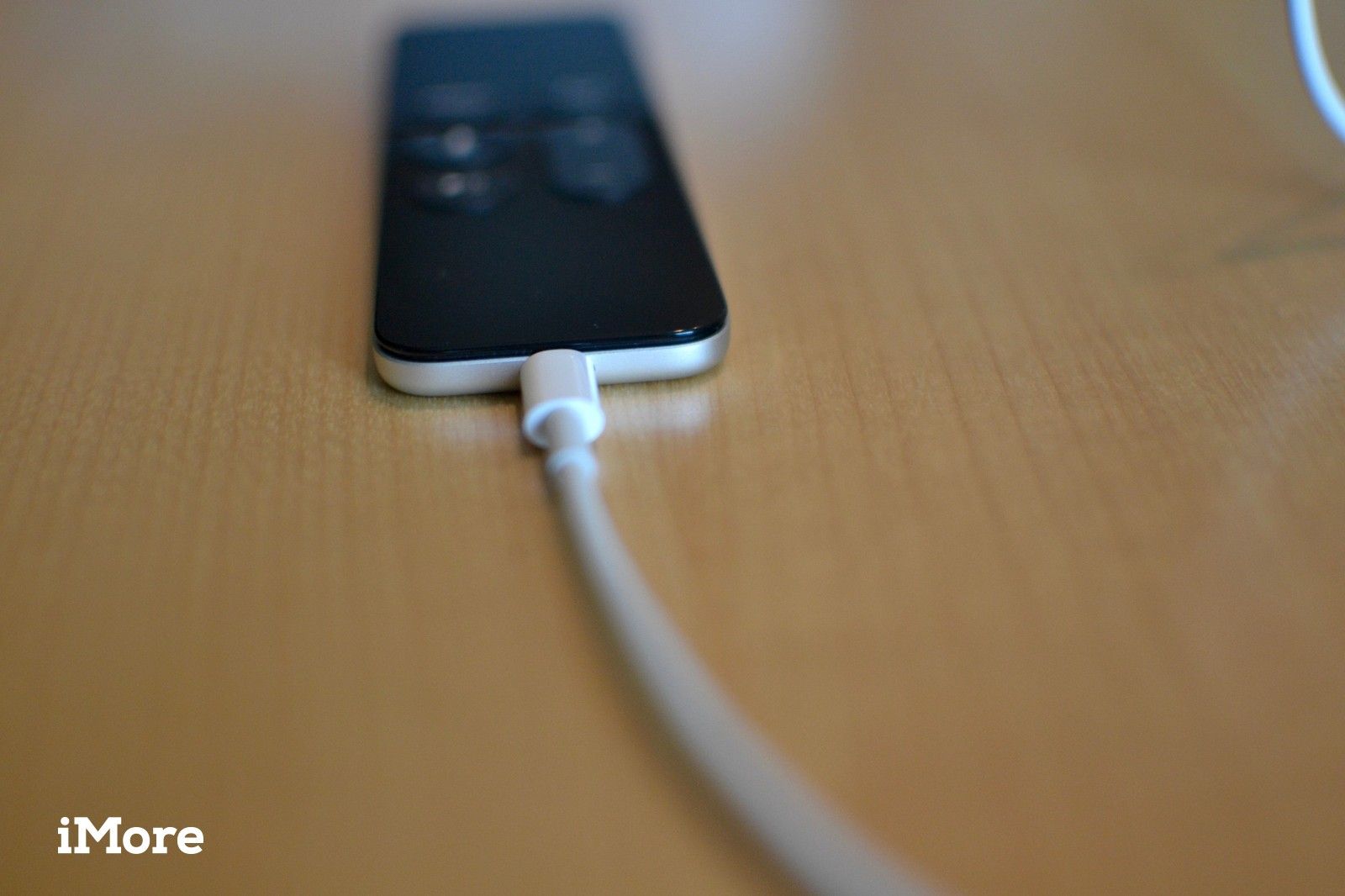 Подключение кабеля Lightning к Siri Remote