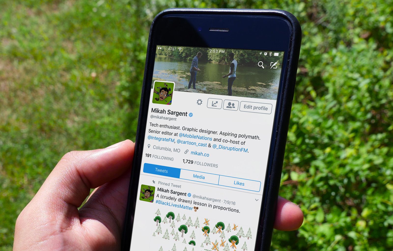 Подтвержденная учетная запись Twitter отображается на iPhone 6s Plus.