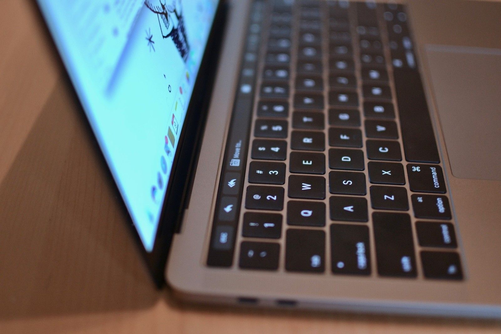 Сенсорная панель с приложением «Почта» на MacBook Pro