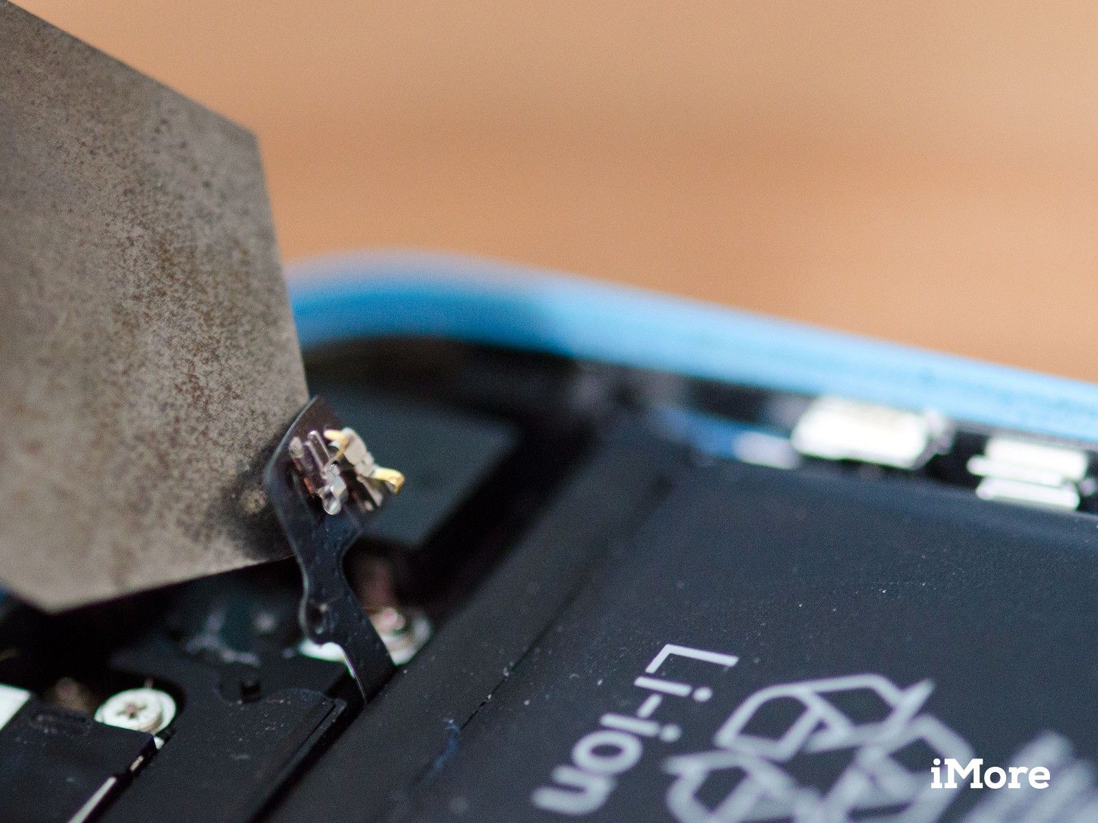 Как заменить унесенный громкоговоритель в iPhone 5c