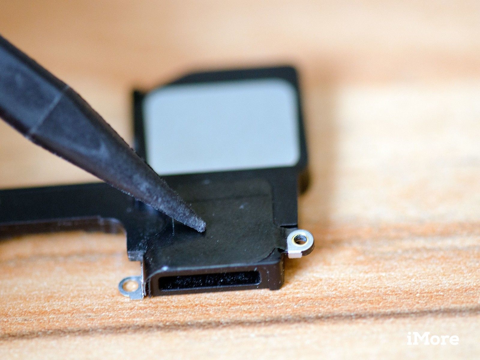 Как заменить унесенный громкоговоритель в iPhone 5c