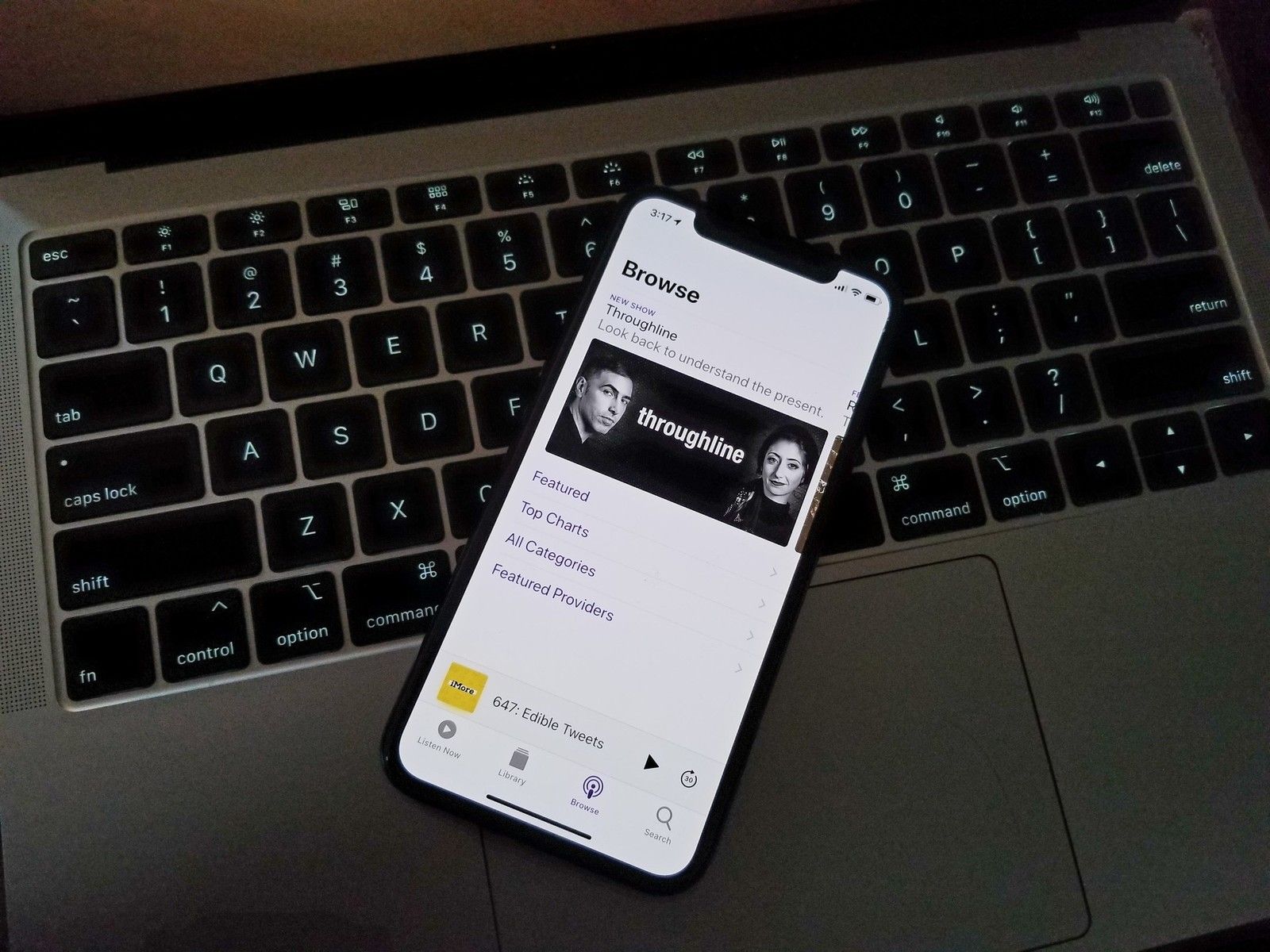 iPhone XS с Apple Podcasts Обзор клавиатуры MacBook Air