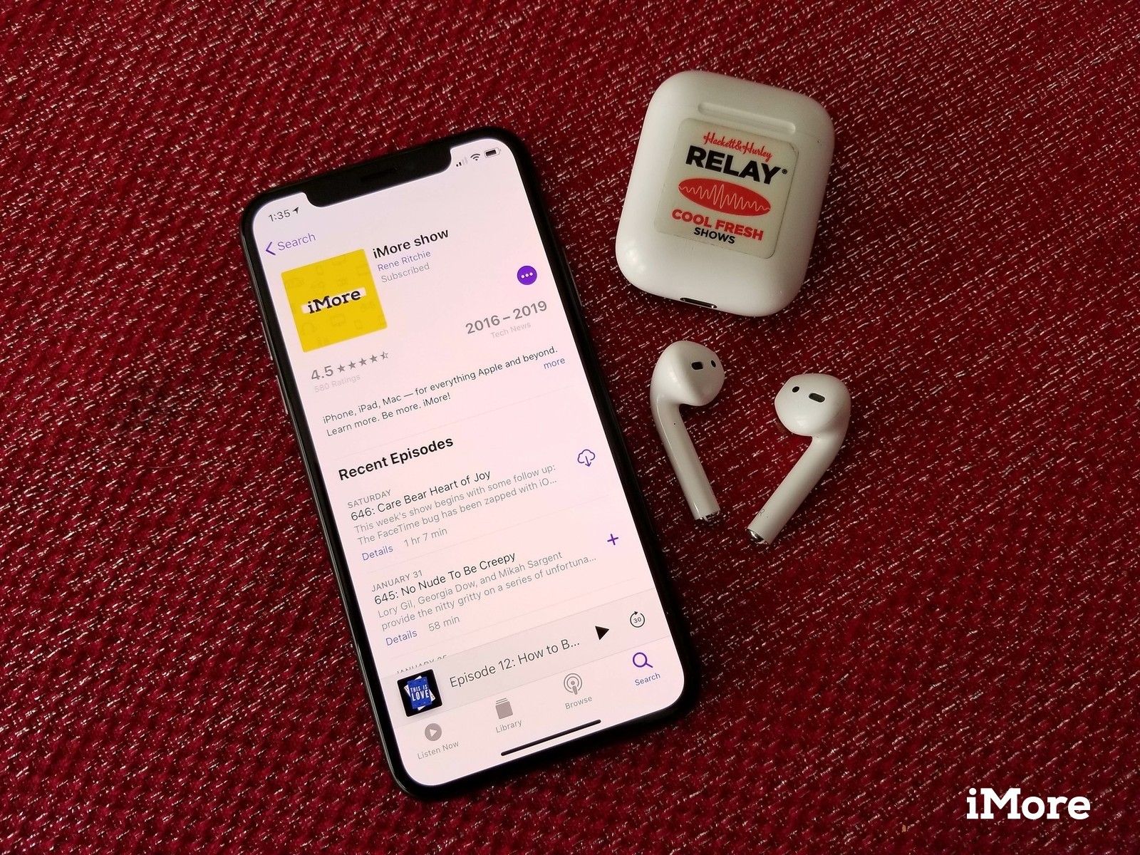 Приложение Apple Podcasts, демонстрирующее iMore Show с AirPods на красной скатерти