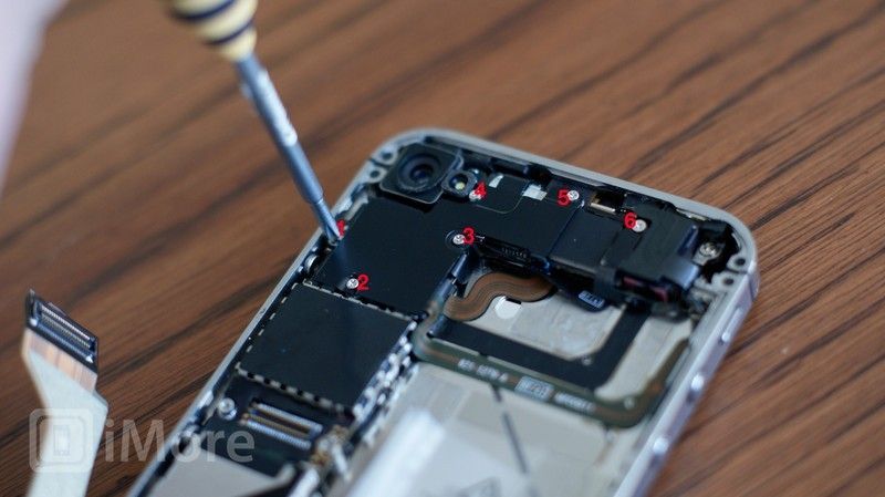 Удалите винты щита логической платы CDMA iPhone 4 Удалите винты щита логической платы CDMA iPhone 4