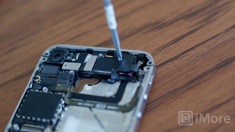 Удалить винт заземления зажима Wi-Fi CDMA iPhone 4 Удалить винт заземления зажима Wi-Fi CDMA iPhone 4