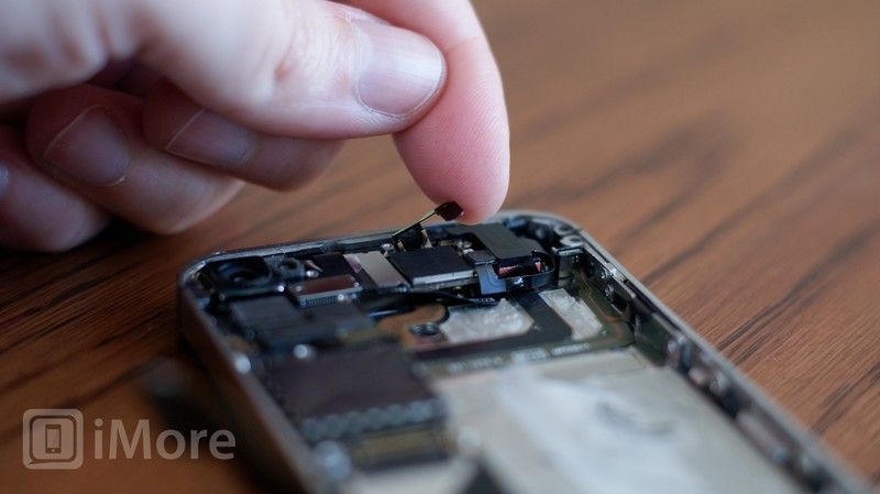 Удалить заземляющий зажим Wi-Fi CDMA iPhone 4 Удалить заземляющий зажим Wi-Fi CDMA iPhone 4