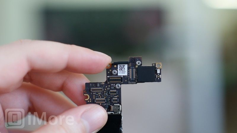 Зажим заземления платы логики iPhone 4 CDMA Зажим заземления платы логики iPhone 4 CDMA