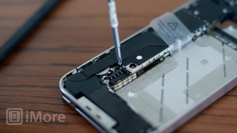 Удалите винт зажима заземления на CDMA iPhone 4 Удалите винт зажима заземления на CDMA iPhone 4