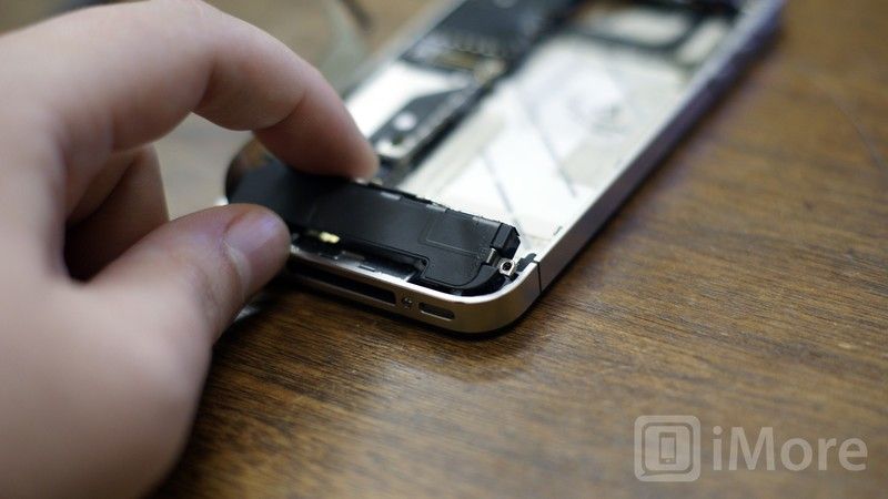 Аккуратно извлеките сборку динамика iPhone 4 CDMA из устройства. Аккуратно извлеките сборку динамика iPhone 4 CDMA из устройства.