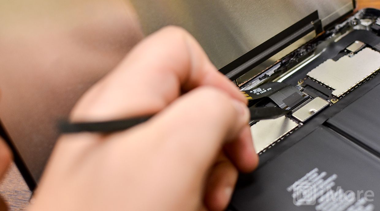 Удалите новый iPad ЖК-кабель и защитную ленту