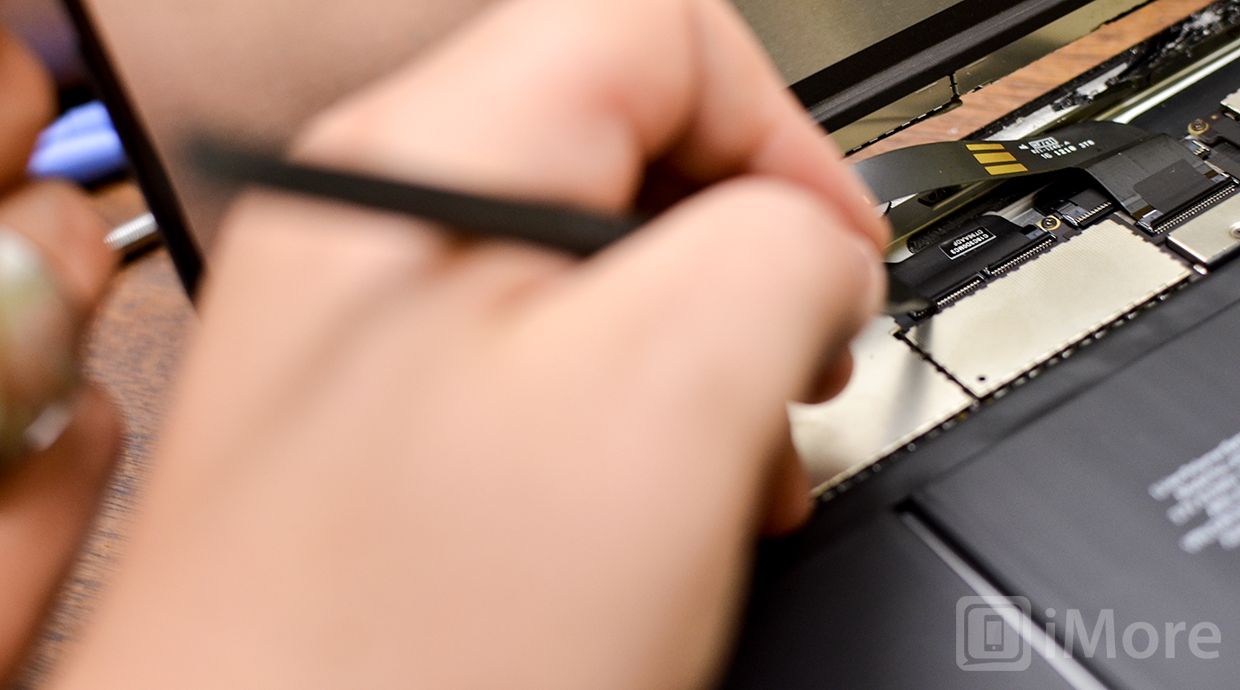 Приподнимите застежки, удерживая планшет iPad на месте