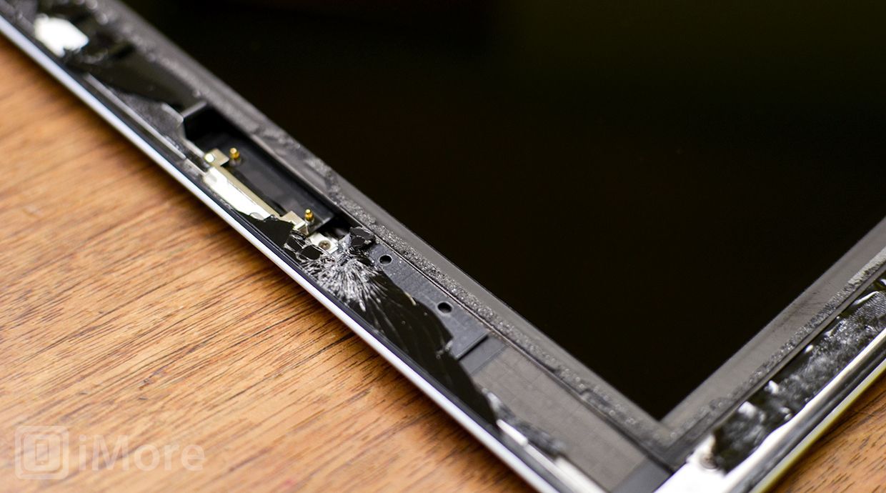 Очистите все стекло и мусор из рамки iPad, прежде чем продолжить