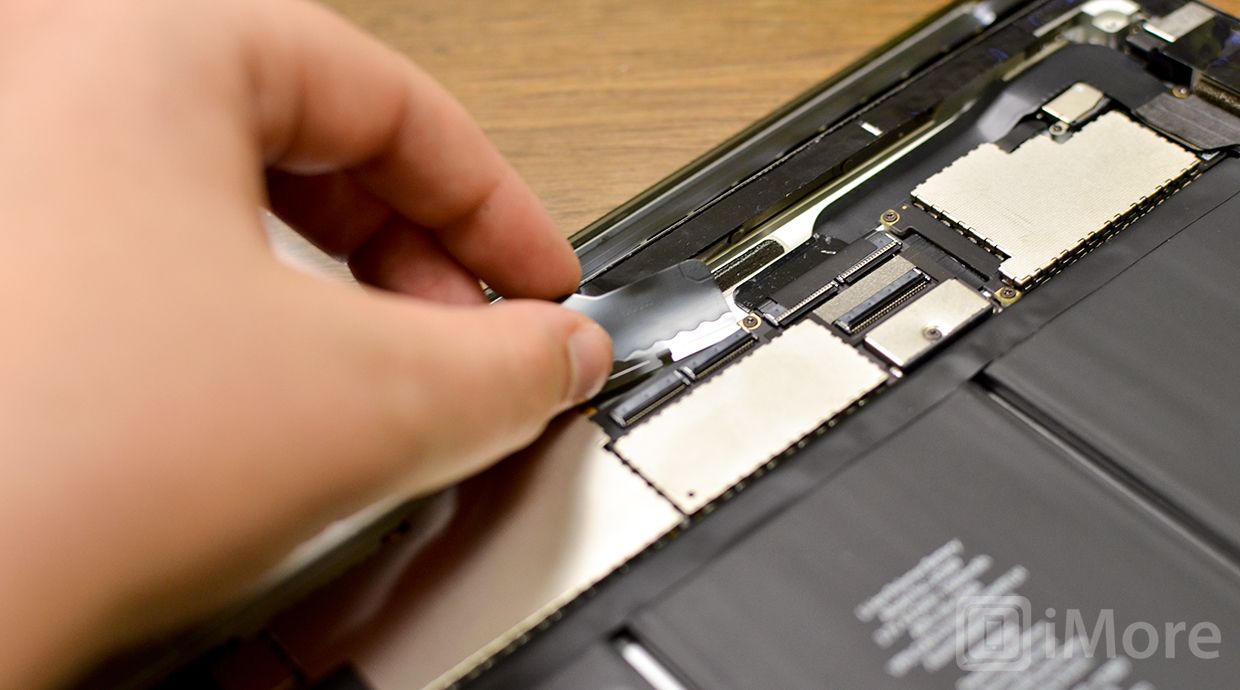 Подсоедините новый кабель дигитайзера к iPad