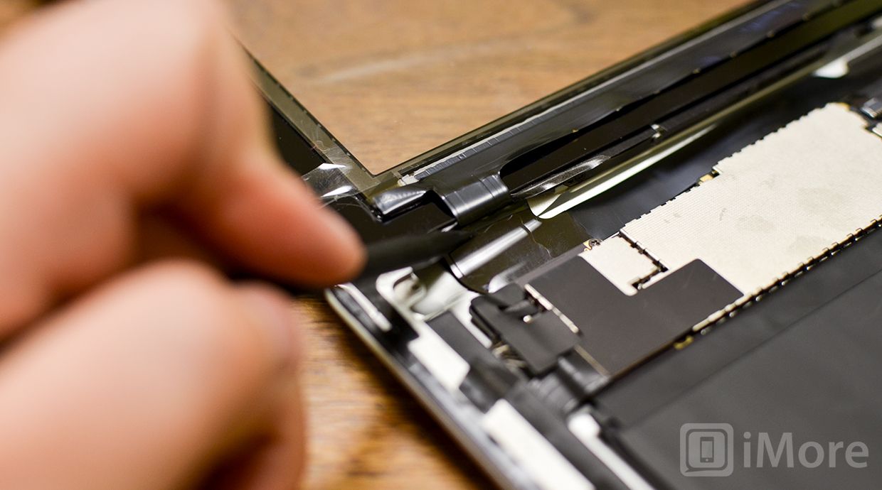 Убедитесь, что новый кабель дигитайзера на месте, прежде чем двигаться дальше