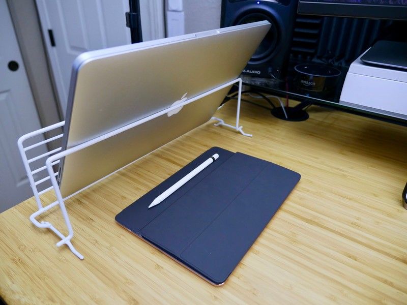 Мика Сарджент's desk