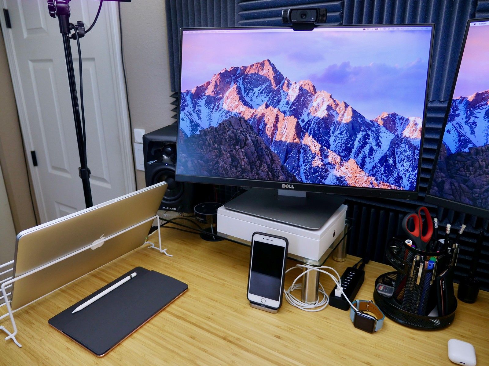 Мика Сарджент's Desk