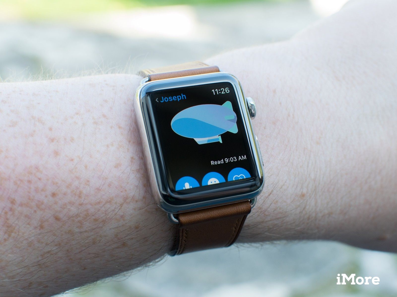 Как отправить наклейку в сообщениях на Apple Watch