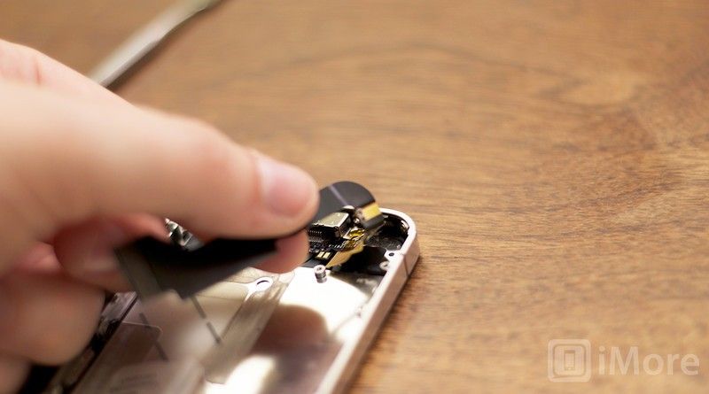 Как приподнять кабель разъема док-станции в iPhone Verizon или Sprint 4 Как приподнять кабель разъема док-станции в iPhone Verizon или Sprint 4