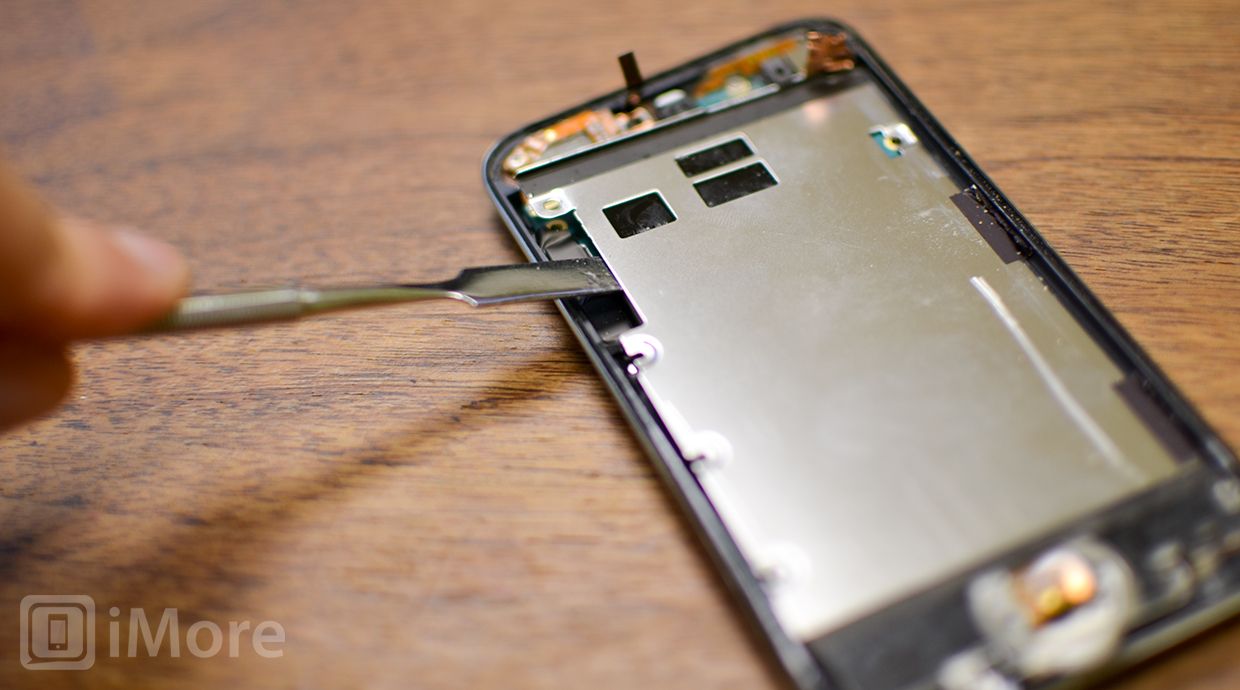 Поднимите верхнюю часть экрана логической платы на iPod touch