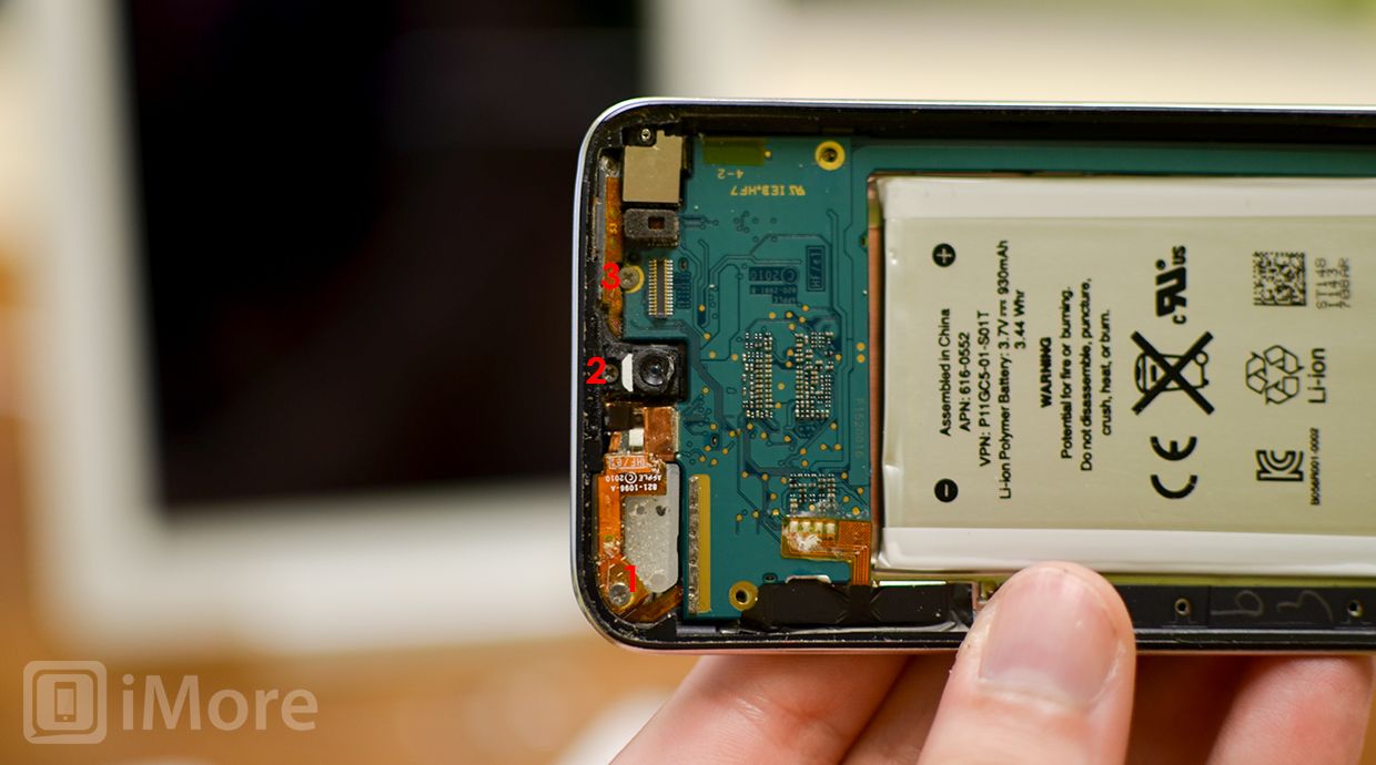 Удалите 3 верхних винта платы логики на iPod touch