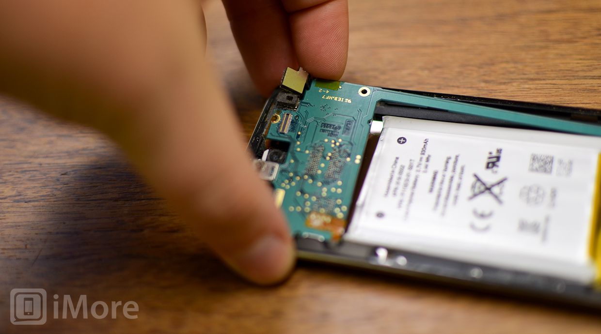 Поднимите верхнюю часть логической платы iPod touch