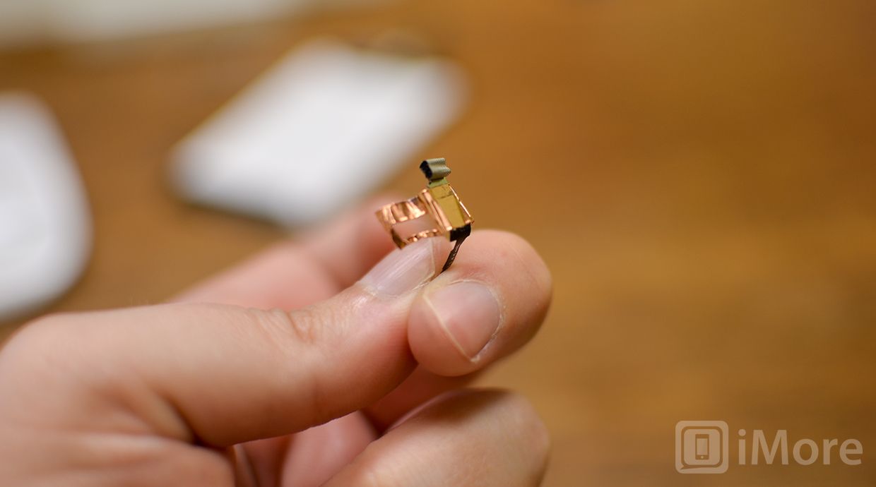 Удалите старый кабель дигитайзера и медную ленту из iPod touch