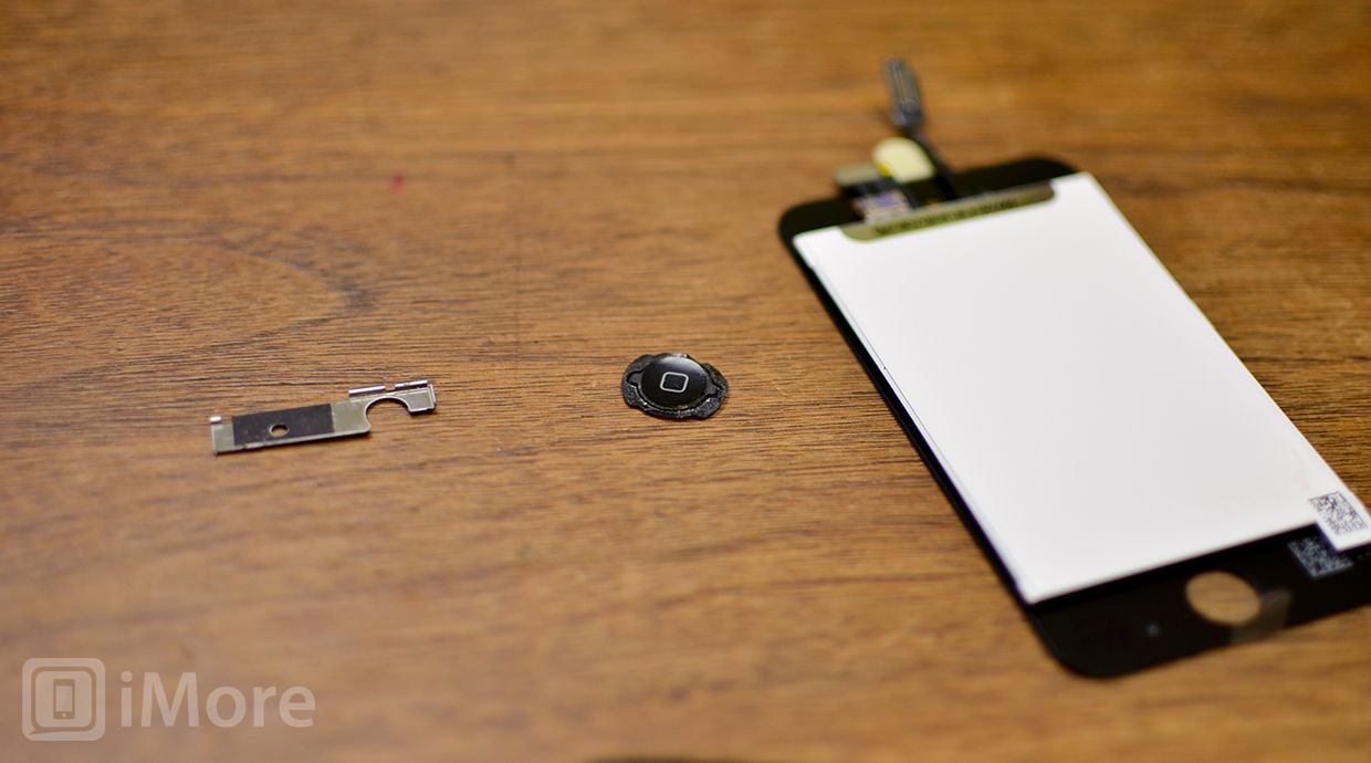 Снимите кнопку &laquo;Домой&raquo; и экран камеры со старого iPod touch в сборе