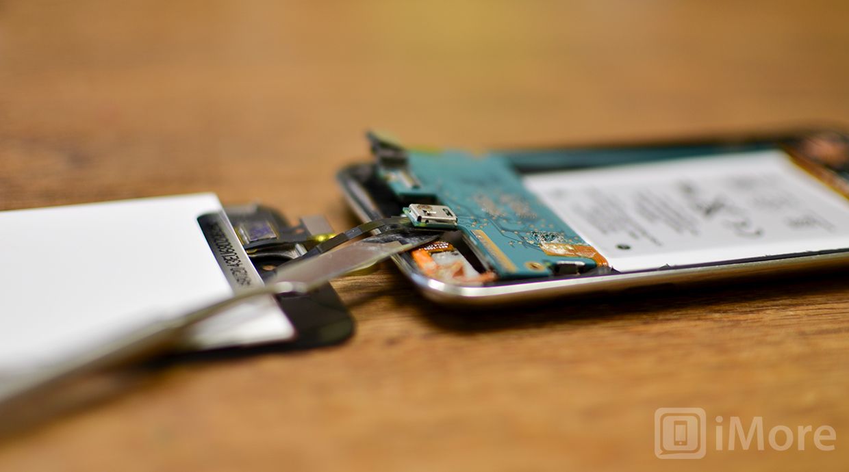 Подключите кабель дигитайзера под платой логики на iPod touch