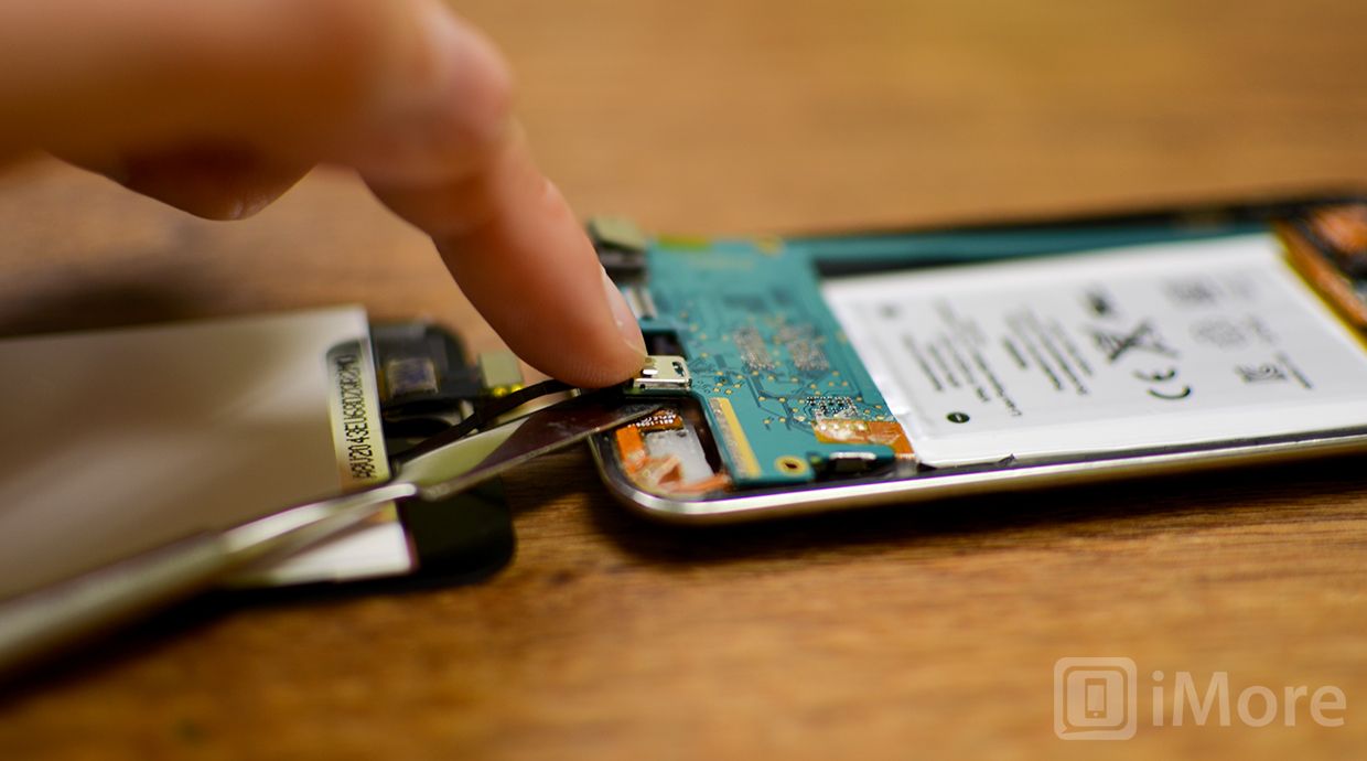 Нажмите, чтобы закрепить кабель дигитайзера на iPod touch