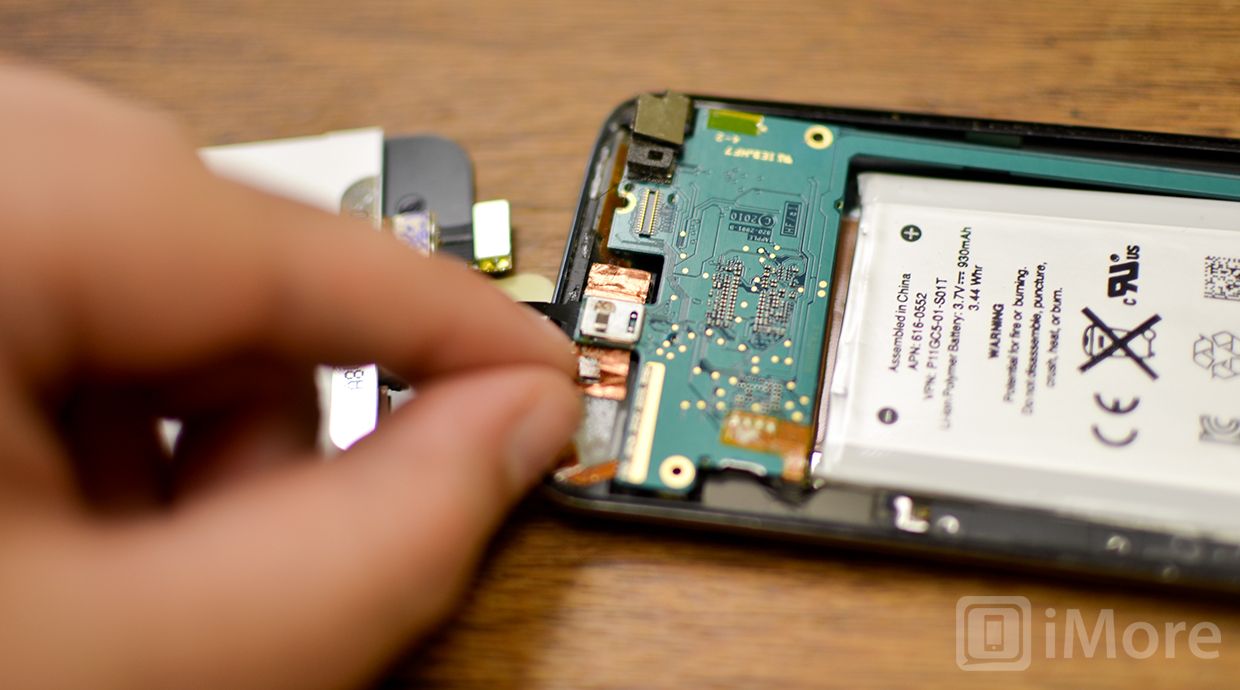 Снимите медную ленту с кабеля iPod touch и отложите ее в сторону