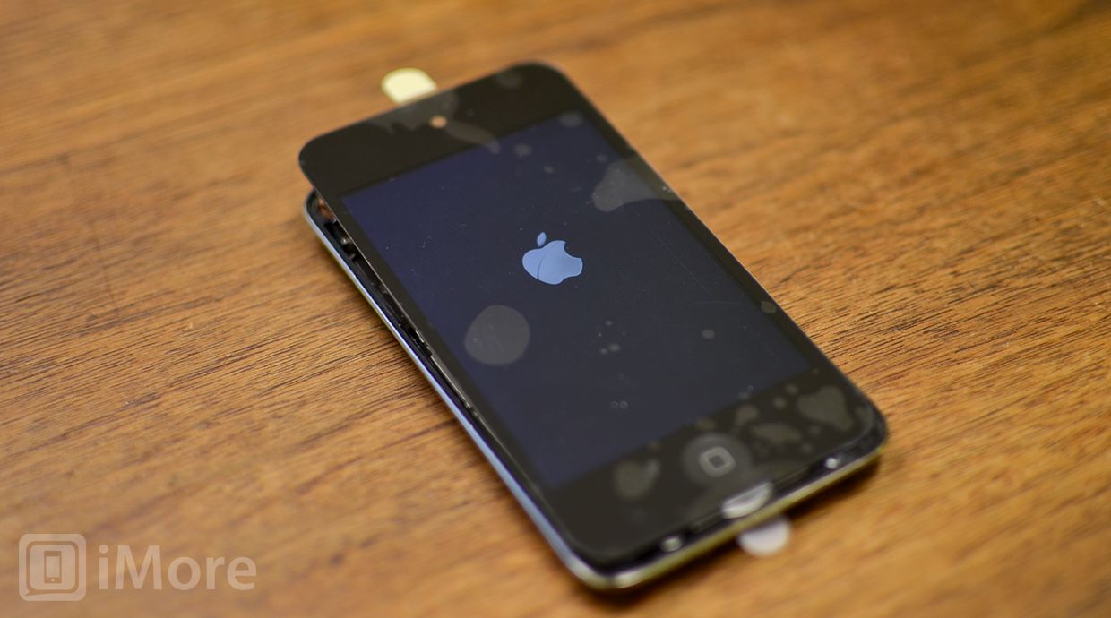 Проверьте новый iPod touch дигитайзер и ЖК-дисплей в сборе, прежде чем закрепить его клеем