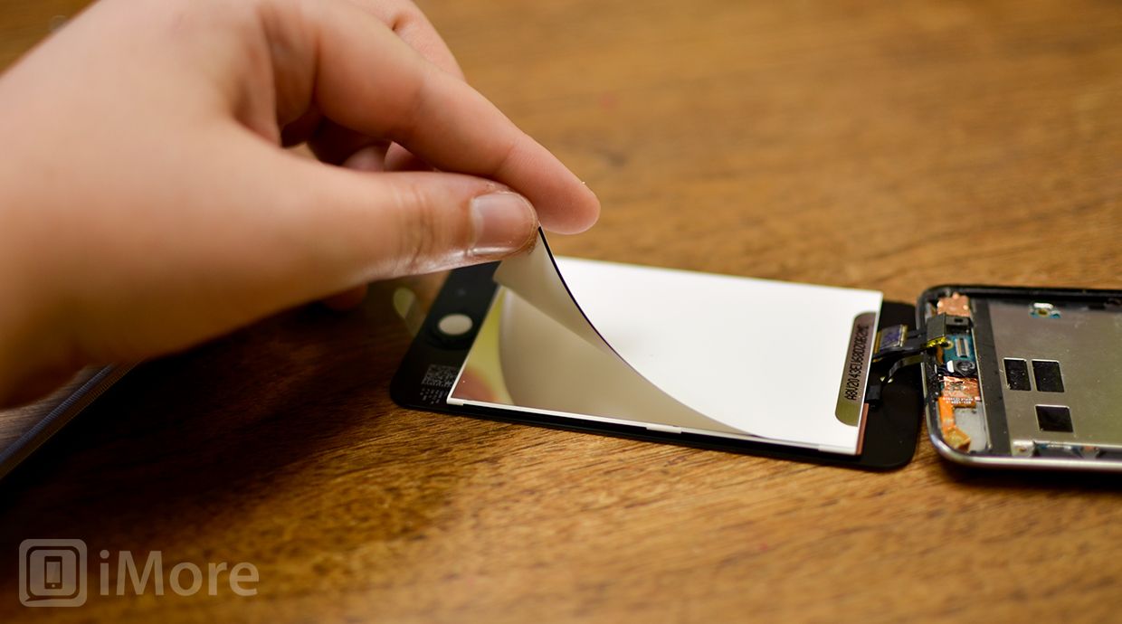 Снимите защитный ЖК-экран с iPod touch в сборе