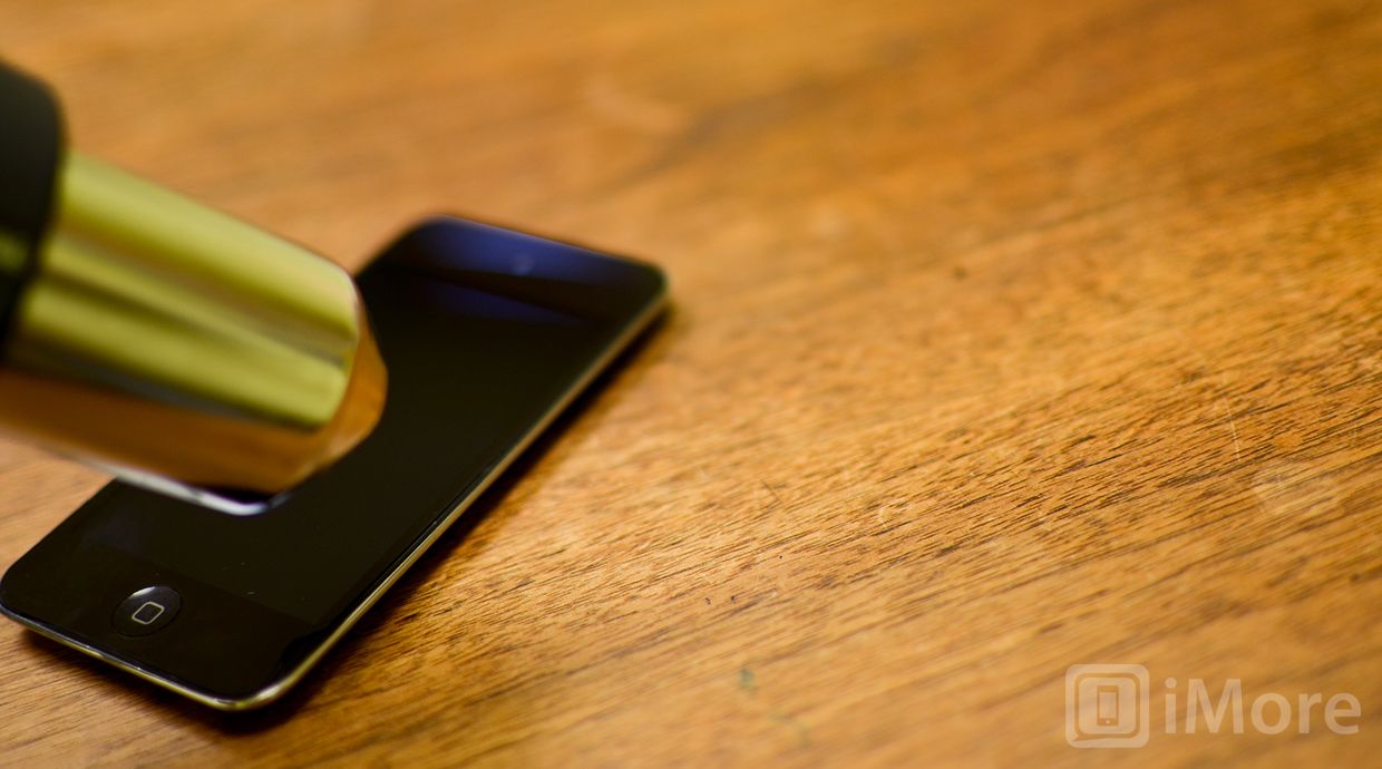 Нагрейте клей, чтобы закрепить дигитайзер на iPod touch